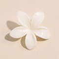 Vista dettagliata della molletta per capelli a fiore bianco crema con texture marmo - Beige