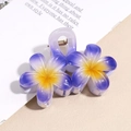 Dettaglio molletta per capelli a doppio fiore di frangipane con sfumatura viola - Viola