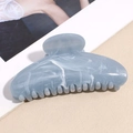 Dettaglio molletta per capelli blu marmorizzato con denti antiscivolo in primo piano - Grigio