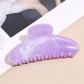 Dettaglio macro della molletta per capelli a mezzaluna in acetato viola effetto marmo - Viola