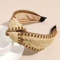 Dettaglio di fascia in paglia intrecciata con nodo e ricami marrone caffè - Stile Annodato / Cachi