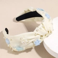 Detalle de la diadema anudada de tela crema con perlas blancas y estrellas de mar - Beige