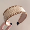 Dettaglio del cerchietto bohémien in rafia intrecciata con trama di paglia e accenti - Stile Semplice / Cachi