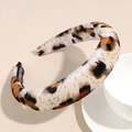 Detail eines dicken Haarreifens mit Leopardenmuster und gewebtem HANDMADE Etikett - Braun Beige Großer Leopard