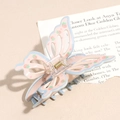 Détail de la pince à cheveux papillon avec motifs fraises et finition bleu-rose - Pince Papillon