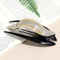 Molla per capelli francese con trama marmorizzata e scritta dorata su libro antico - Beige
