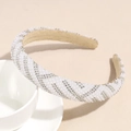Dettaglio ravvicinato della fascia spessa con perle bianche e strass scintillanti - Stile Perla a Strisce Diagonali / Bianco