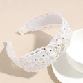 Dettaglio della fascia in pizzo crema con strass scintillanti e motivi floreali eleganti - Beige