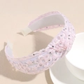 Vista dettagliata della fascia in pizzo rosa con ricami e piccoli strass luminosi e brillanti - Rosa