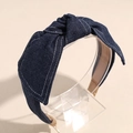 Detail eines dunkelblauen Denim-Haarreifens mit weißer Ziernaht und Mittelknoten - Marineblau