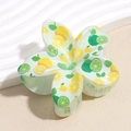 Nahaufnahme der halbtransparenten Blumen-Haarklammer mit frischem Zitronen-Print - Zitrone
