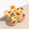 Detailansicht der gelben Haarklammer in Blumenform mit roten Wassermelonen-Mustern - Wassermelone