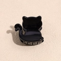 Detalle de una pinza de pelo negra con forma de gato hecha de acrílico y acabado brillante - Negro