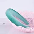 Dettaglio di un cerchietto largo in velluto verde scuro in un cestino rosa a forma di cuore - Verde Menta