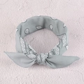 Dettaglio della fascia per capelli blu-grigio con stampa paisley e fiocco annodato - Fascia Grigia