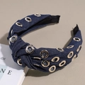 Breiter geknoteter Denim-Haarreif in Dunkelblau mit silbernen Metallösen im Vintage-Stil - Dunkelblau