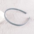 Primer plano de diadema mate gris azulada con dientes antideslizantes sobre fondo de piedra - Slim Gray