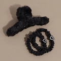 Elegantes Set mit schwarzer Kunstfell-Haarklammer und Haargummis mit Herz-Anhängern - Plüschkralle Und Herzgummis / Plüsch Schwarz