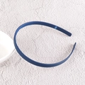 Detalle de una diadema azul oscuro con dientes antideslizantes para fijar bien el peinado - Azul Marino Fino