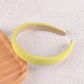 Dettaglio di un cerchietto in spugna gialla imbottita con fodera interna antiscivolo - Giallo Zenzero