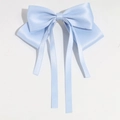 Detailansicht der hellblauen Satin-Schleife Haarspange mit eleganten langen Bändern - Blau