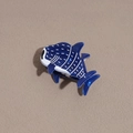 Détail de la pince à cheveux en acétate bleu en forme de requin aux motifs blancs - Requin-baleine Ligné Bleu Marine