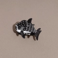 Detail van de mini walvishaai haarklem van zwart-wit acetaat met uniek stippenpatroon - Zwart Gelijnde Walvishaai