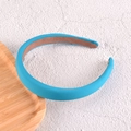 Dettaglio di un cerchietto imbottito blu con rivestimento interno marrone antiscivolo - Blu scuro