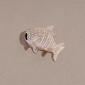 Détail d'une pince à cheveux en forme de baleine en acétate aux motifs géométriques - Requin-baleine Ligné Beige