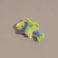 Macro-detail van een tropische vis haarklem met kleurrijk iriserend verloop - Geelgroene Clownvis