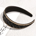 Elegante cerchietto largo con cristalli neri e bordo a catena dorata su base velluto - Nero