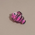 Detail van een tropische clownvis haarklem gemaakt van parelmoer roze acetaat materiaal - Rozerode Clownvis