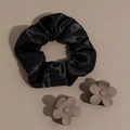 Elastico in raso nero con due fermagli per capelli a fiore marrone opaco in set chic - Combinazione Elastico Nero E Fermagli A Fiore / Nero