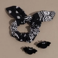 Elastico rosa stampa bandana con graziose forcine a forma di pipistrello nero per bimba - Combinazione Elastico Paisley Bianco Nero E Fermagli Pipistrello / Stampa Bianco e Nero