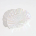 Close-up van schelpvormige iriserende haarklem met parelmoerglans en laser effecten - Wit