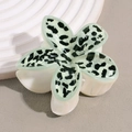 Détail de la pince à cheveux fleur vert menthe à motif léopard en acrylique brillant - Léopard Gris Vert