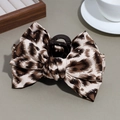 Dettaglio del grande fermaglio per capelli con stampa leopardata, fiocco e strass fini - Beige Marrone Leopardato con Strass