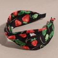 Dettaglio fascia larga nera con motivi realistici di fragole rosse e piccoli fiori - Nodo Intrecciato / Nero Fragola