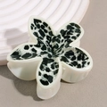 Dettaglio del fermaglio per capelli a fiore con stampa leopardata su petali bianco crema - Leopardo Nero
