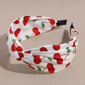Dettaglio di un cerchietto in tessuto bianco con stampa ciliegie e nodo intrecciato - Nodo Intrecciato / Ciliegia Grande Bianco