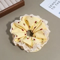 Coletero de cuadros amarillos con bordado de cerezas y encaje blanco visto a 45 grados - Amarillo