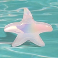 Dettaglio della clip per capelli a stella marina iridescente su sfondo d'acqua blu - Bianco Solido