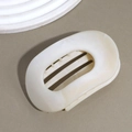 Haarklammer mit Marmormuster in Cremeweiß im minimalistischen ovalen Design - Beige