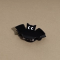 Dettaglio di una molletta per capelli a forma di pipistrello nero con grandi occhi - Piccolo Pipistrello / 4cm