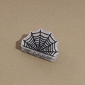 Dettaglio della molletta per capelli di Halloween argento con ragnatela e glitter - Piccola Ragnatela / 3.2cm