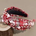 Dettaglio di un cerchietto natalizio scozzese con perle e decorazioni in strass - Rosso