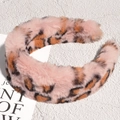 Dettaglio del cerchietto in peluche leopardato rosa con morbida texture in finta pelliccia - Leopardo Rosa