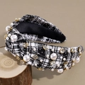 Cerchietto a quadri con perle e strass su sfondo di legno rustico in stile retrò - Nero & Bianco