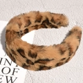 Dettaglio macro della trama in finta pelliccia felpata e motivo leopardato sulla fascia - Leopardo Cachi