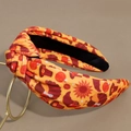 Dettaglio di un'ampia fascia annodata con motivi di tacchini e zucche del Ringraziamento - Tacchino con Cappello Arancione